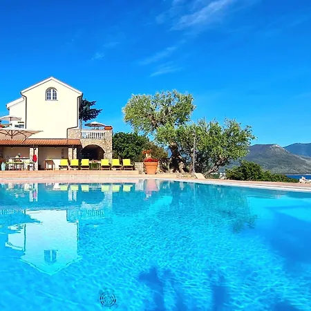 Traumvilla Mit Panoramapool By Interhome